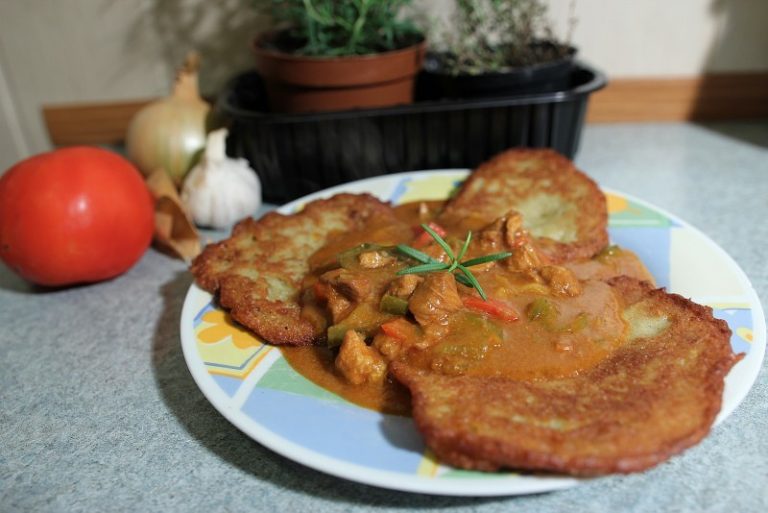 Jak zrobić placki ziemniaczane z sosem myśliwskim?