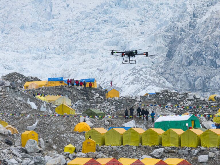 DJI i Airlift: Pierwsze Udane Loty Dostawcze Dronami na Mount Everest